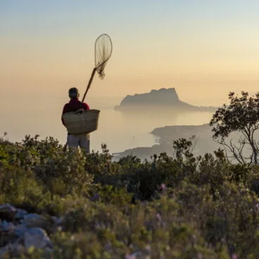 Pescador en el camino a la pesquera con capazo y salabre. Foto Jake Abbott