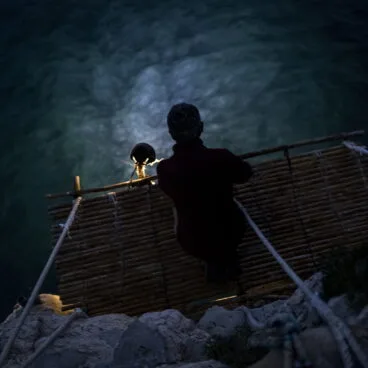 Pescador en la pesquera. Foto Jake Abbott