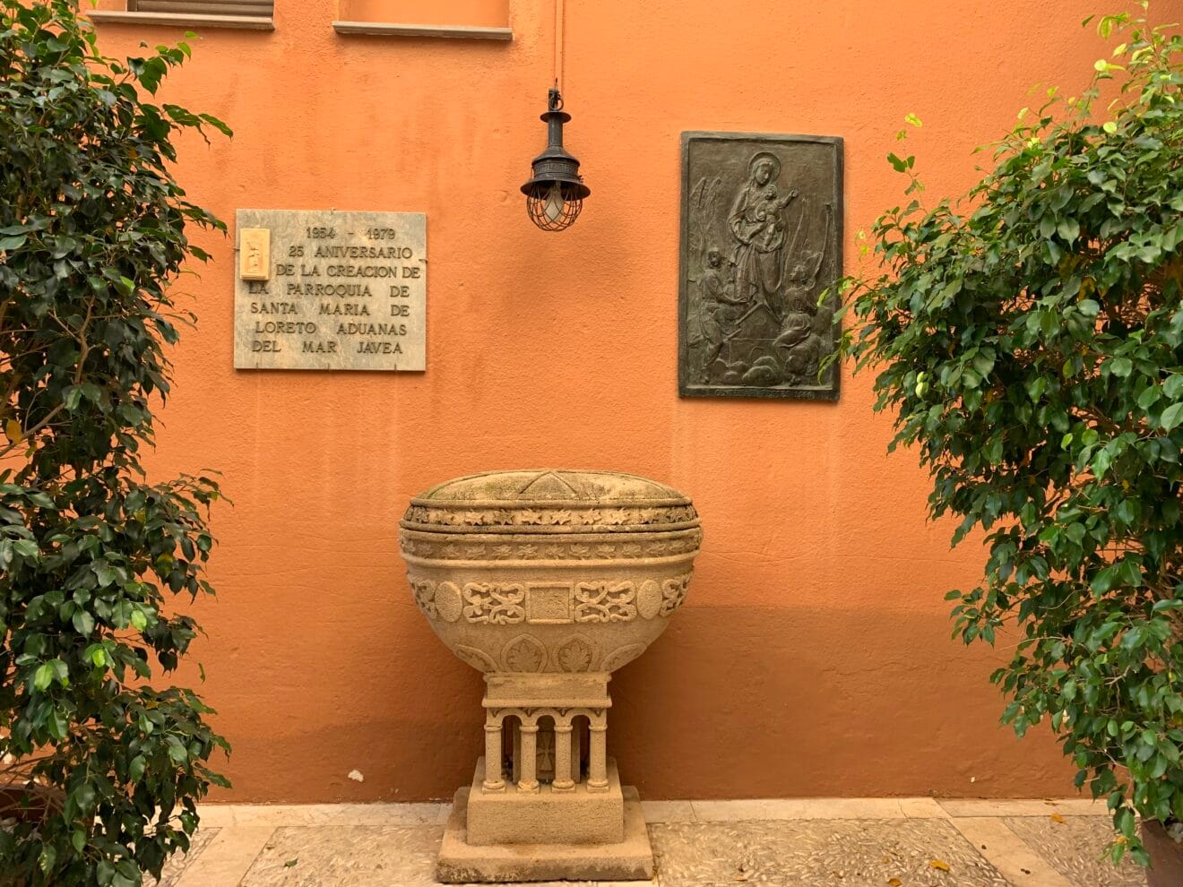 Placa del 25 aniversario de la creación de la Iglesia de Loreto
