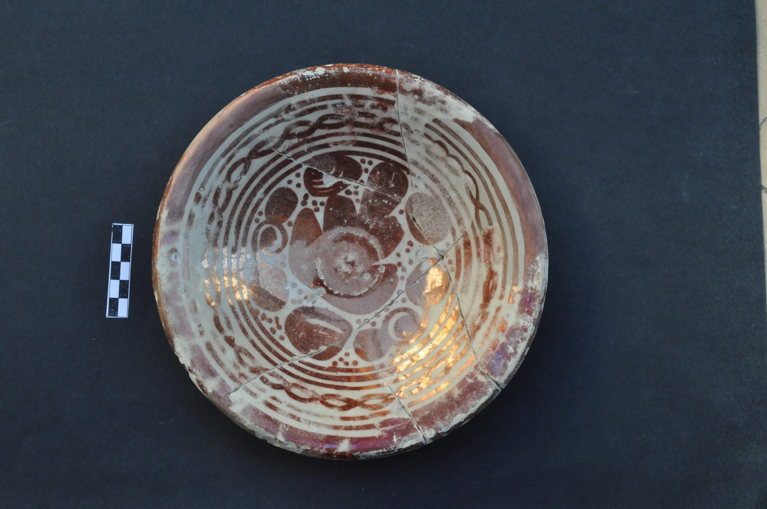 Plato de cerámica hallado en las excavaciones de la Casa de Cultura