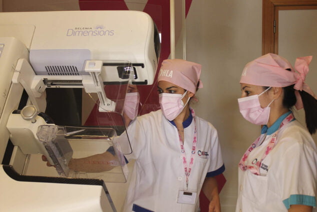 Imagen: Pruebas de mamografía y control del cáncer de mama en el Hospital San Carlos