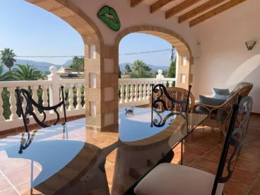 Terraza cubierta y equipada en villa en el Montgó con Vicens Ash Properties
