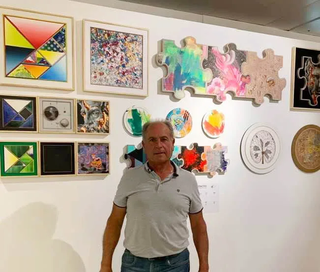 Tomas Sivera junto a obras de arte interactivo
