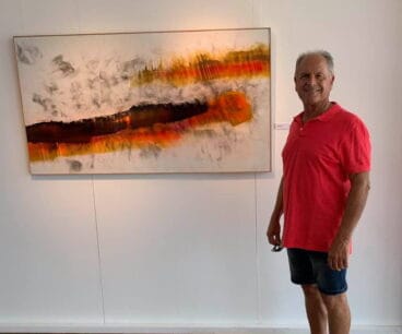 Tomás Sivera junto a una de sus obras