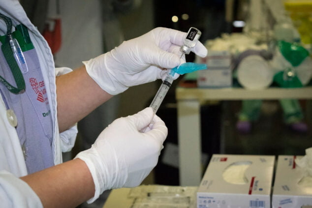 Imagen: Vacuna en el Hospital de Dénia