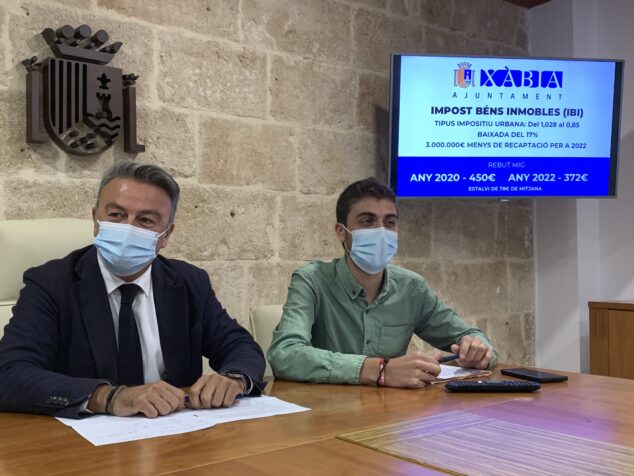Imagen: Ximo Segarra y José Chulvi anuncian la baja del IBI en Xàbia