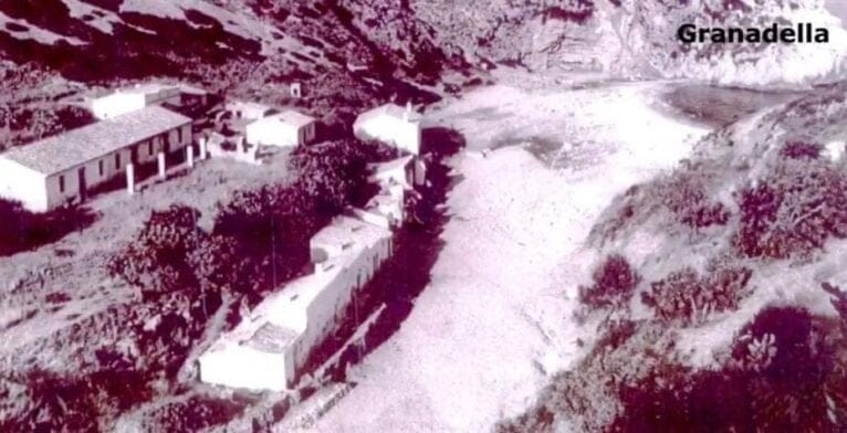 El cuartel de carabineros a la izquierda de la imagen