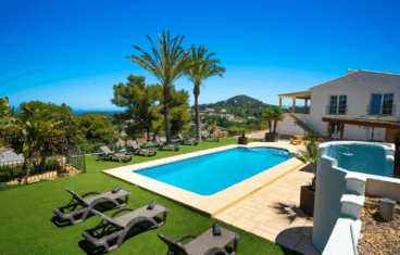 Amplia piscina con barbacoa y duchas exteriores en esta villa de Jávea