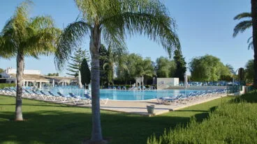 Amplia piscina en Camping Jávea