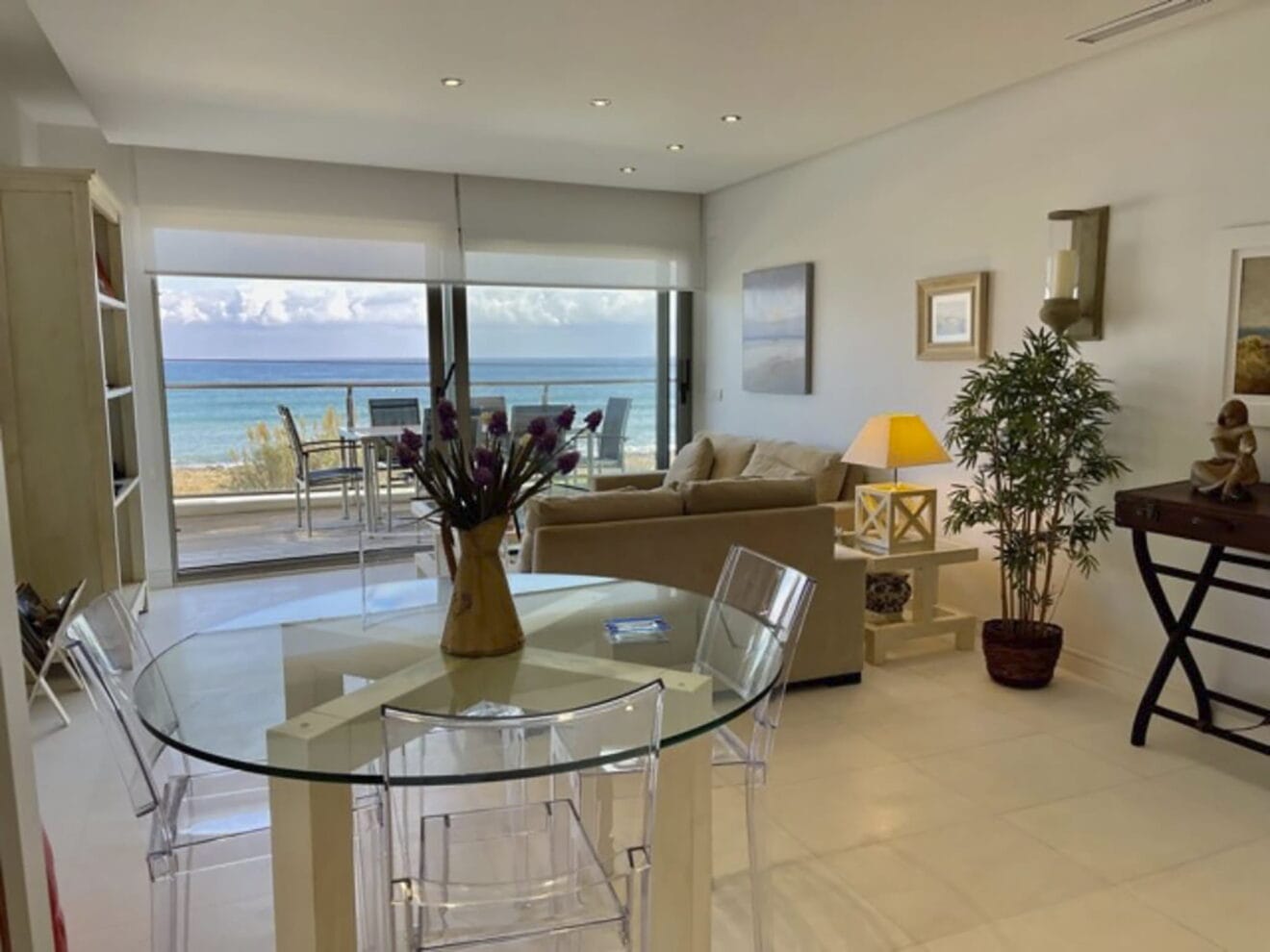 Amplio salón con vistas al mar y acceso a la terraza en apartamento de Atina Inmobiliaria