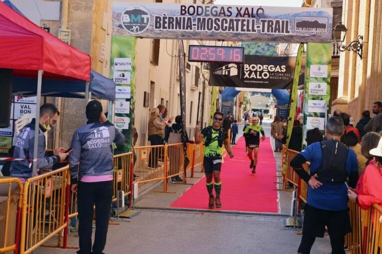 Atletas del Llebeig en la llegada a meta en el Trail de Xaló