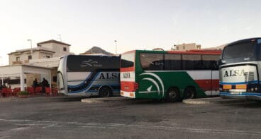 Autobuses estacionados en los andenes de la estación