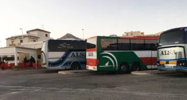 Autobuses estacionados en los andenes de la estación