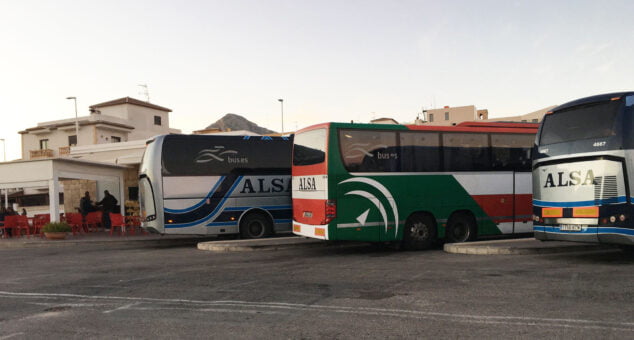 Imagen: Autobuses estacionados en los andenes de la estación