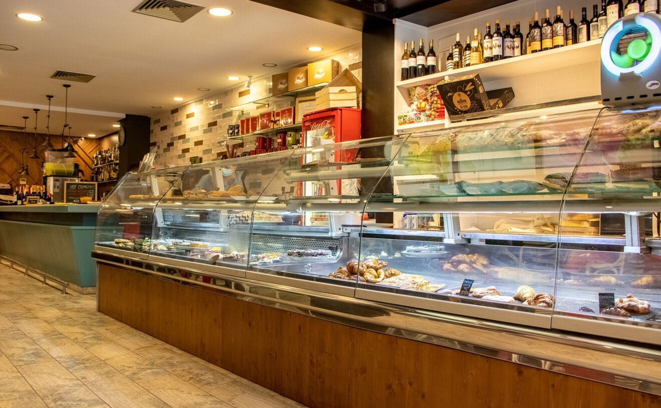 Barra y vitrina de canela