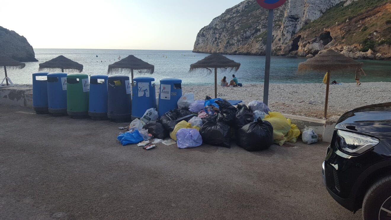 Basura a pie de la Cala de la Granadella