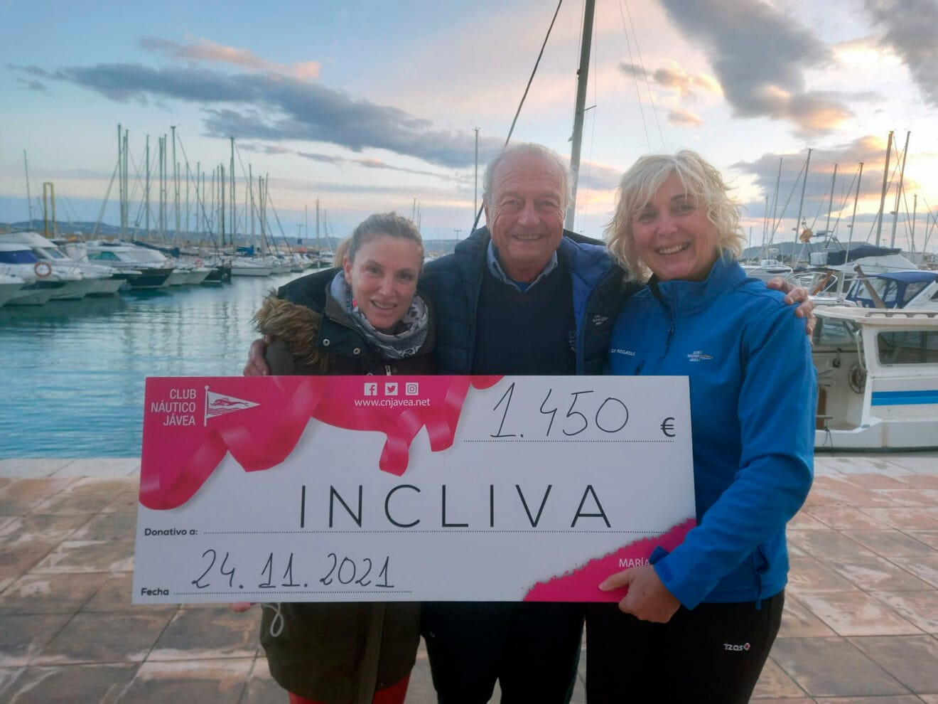 Entrega del cheque 'Rema en Rosa' en el CN Jávea