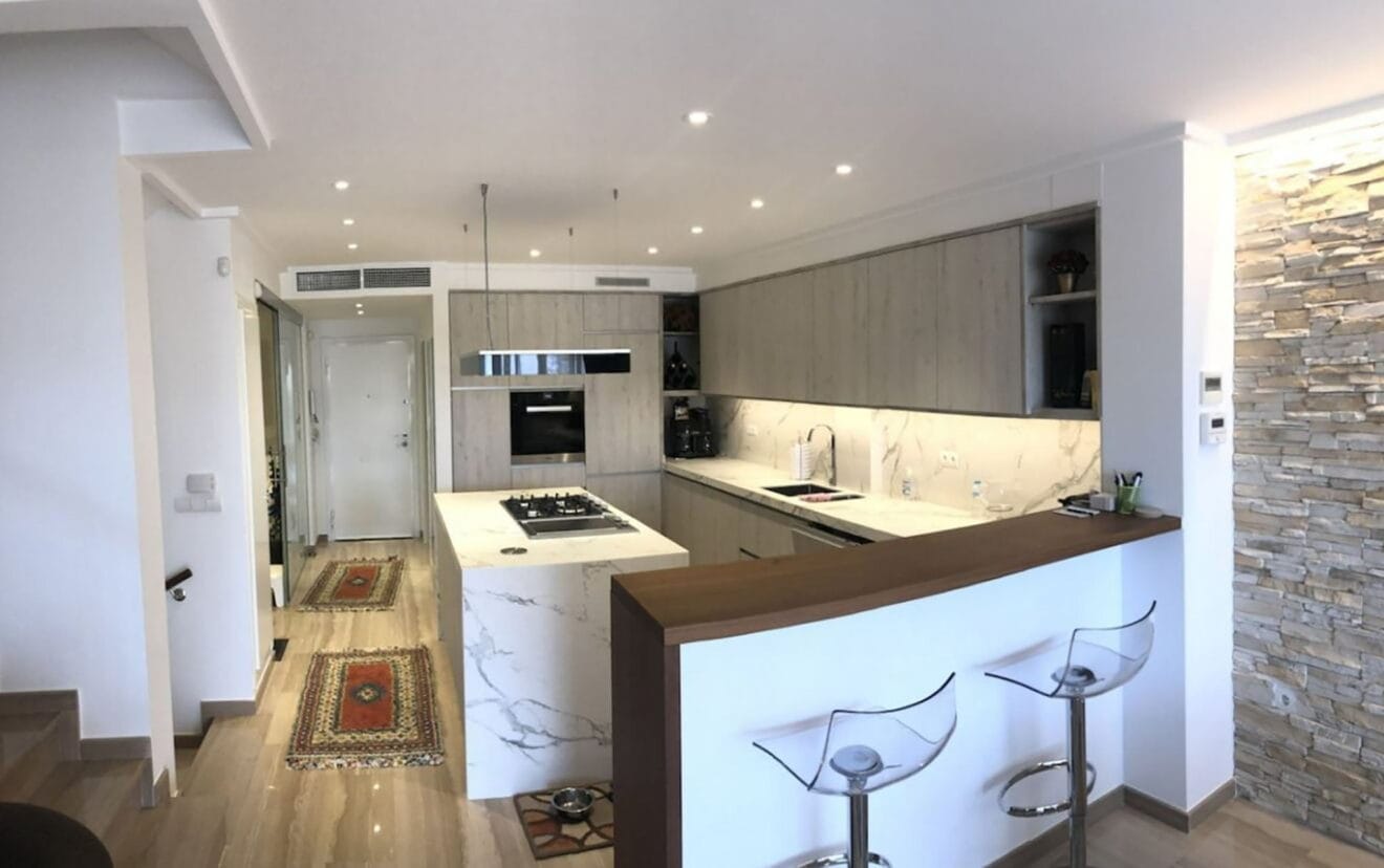Cocina americana con isla en chalet de lujo de Terramar Costa Blanca