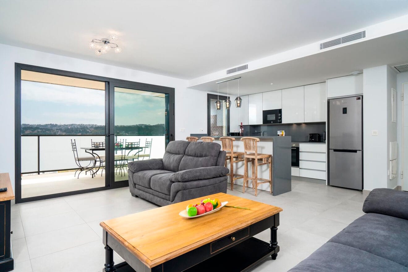Cocina americana y salón de concepto abierto en apartamento de Aguila Rent a Villa
