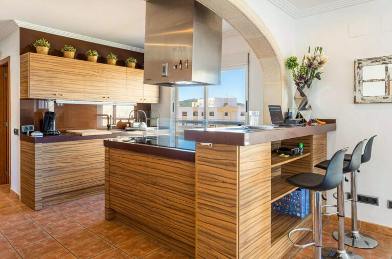 Cocina de diseño en apartamento en la playa del Arenal con Vicens Ash
