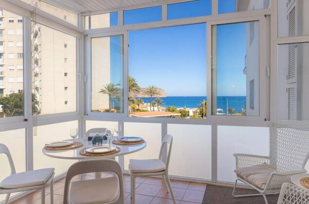 Imagen: Comedor en la terraza del apartamento de concepto abierto frente al mar  de Xàbia de Vicens Ash