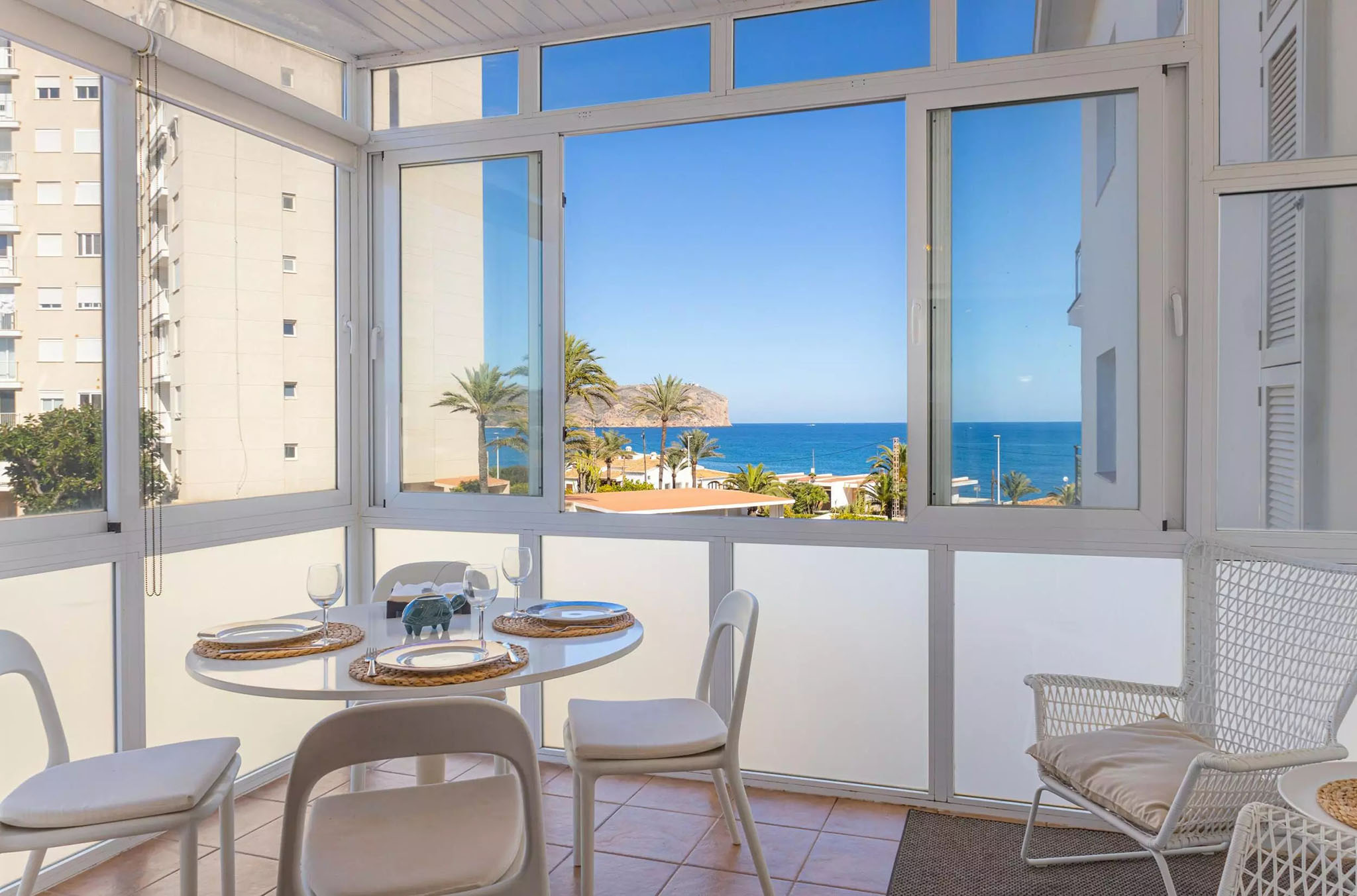 Comedor en la terraza del apartamento de concepto abierto frente al mar  de Xàbia de Vicens Ash