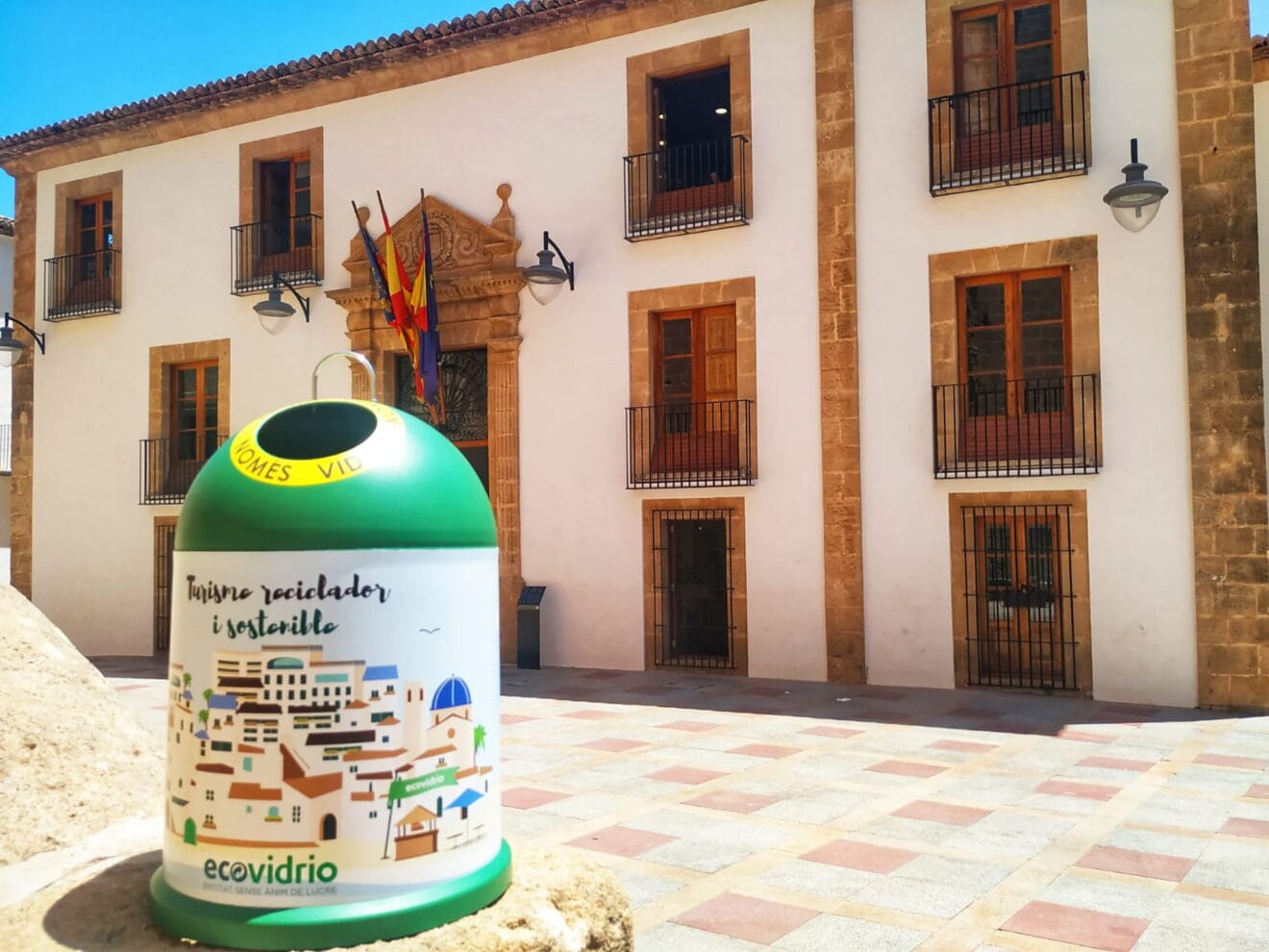 Contenedor de Ecovidrio para la campaña Banderas Verdes en Xàbia