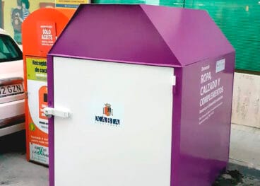Contenedor de recogida de ropa en Xàbia