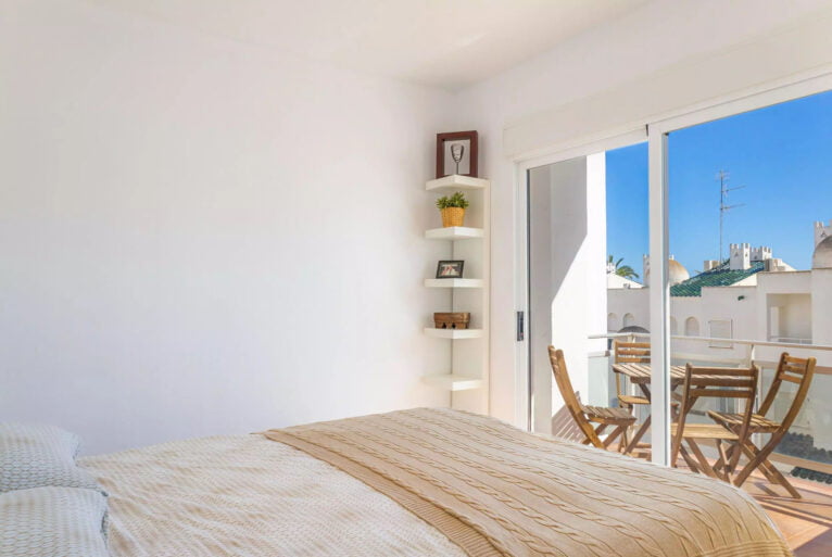 Dormitorio en apartamento frente al mar en Xàbia con Vicens Ash