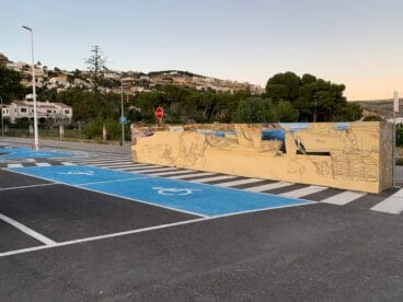 El mural se ubica en el aparcamiento público de Duanes de la Mar