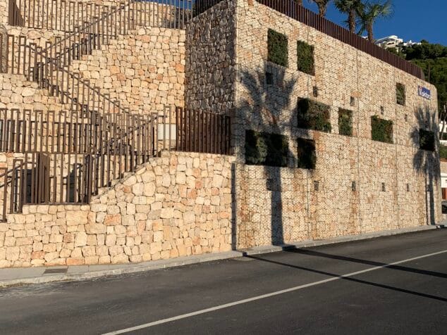 Imagen: El PP critica la casi inexistente acera del nuevo talud