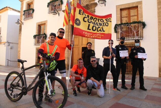Imagen: El reto solidario '141 plazas' por el comercio local a su llegada a Xàbia