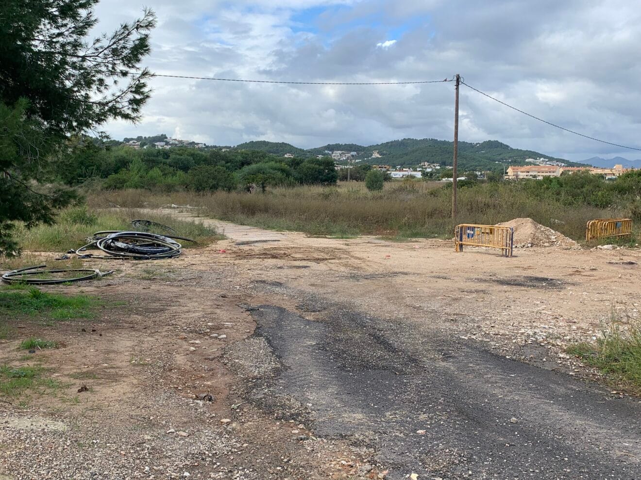 Elementos de instalación depositados en la parcela