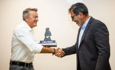 Entrega del premio La Criminala a Victor del Árbol