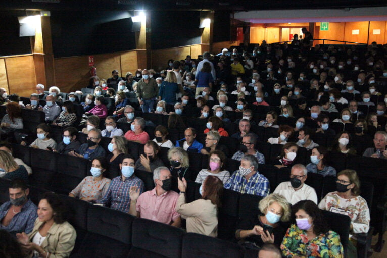 Espectadores en el estreno de 'El Sustituto' en el Cine Jayan de Xàbia