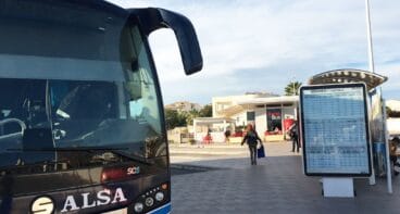 Estación de autobuses y cafetería al fondo de la imagen