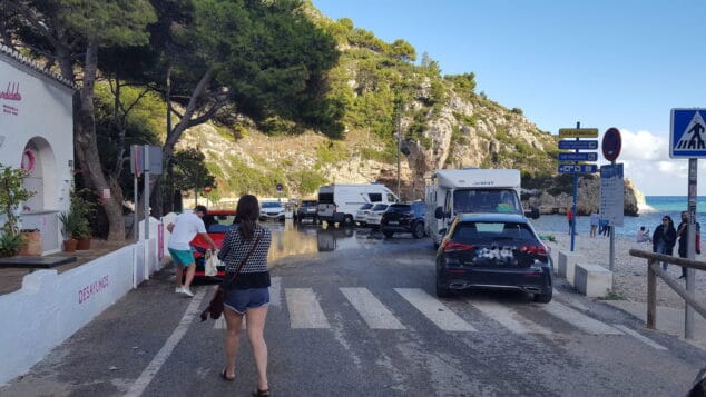 Imagen: Estacionamiento de vehículos en zona prohibida de la Cala