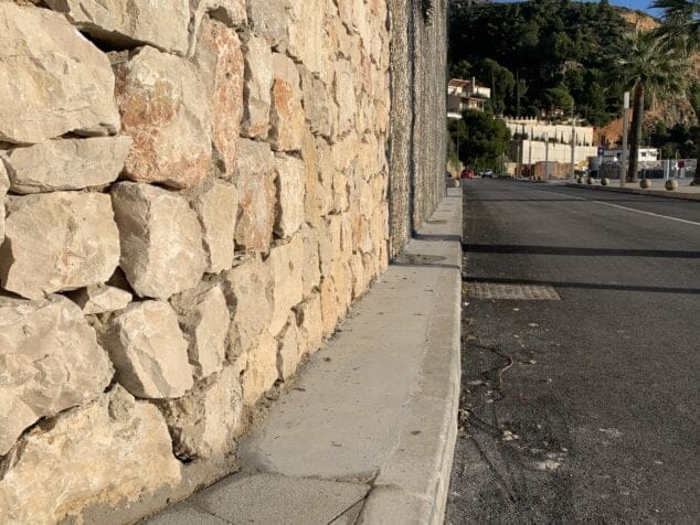 Imagen: Estrecha acerca del tramo del talud de la Caleta del Puerto de Xàbia