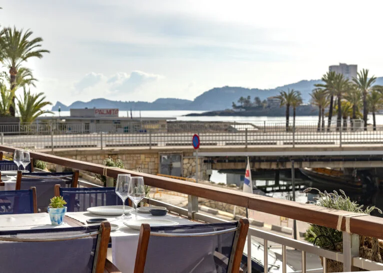 Fantastisch uitzicht op de zee en de bergen bij Restaurante Tosca