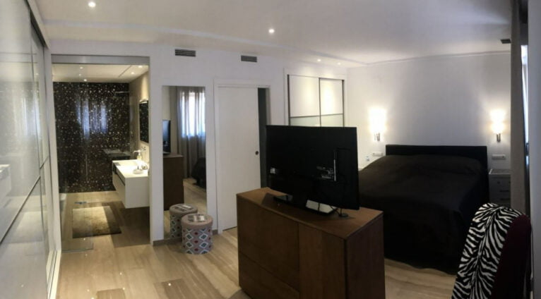 Habitación con armarios empotrados y baño en apartamento de Terramar Costa Blanca