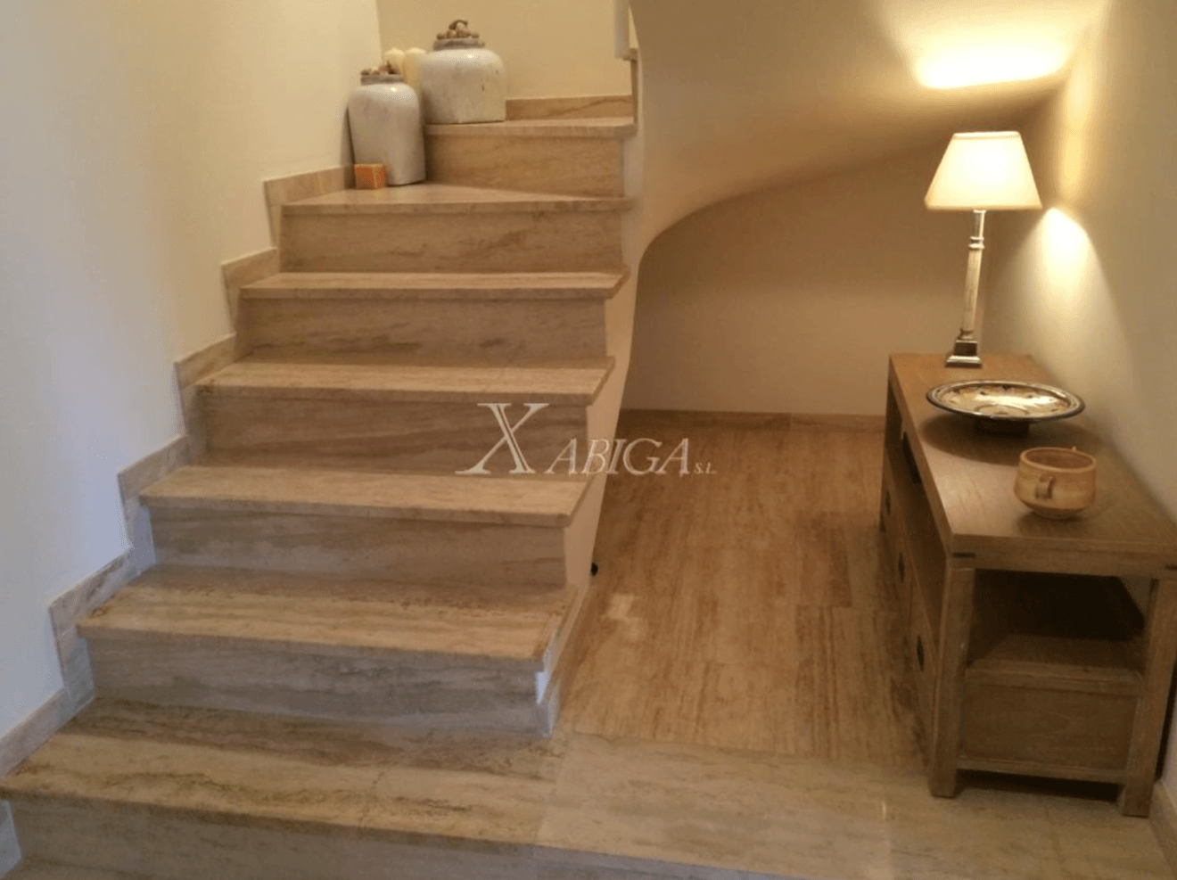 Hall de entrada del ático dúplex disponible en Xabiga Inmobiliaria