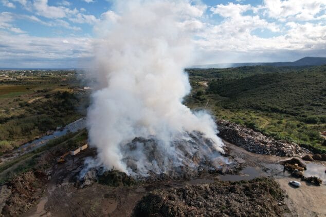 Imagen: Incendio de la planta de transferencias de residuos verdes de Ramblars