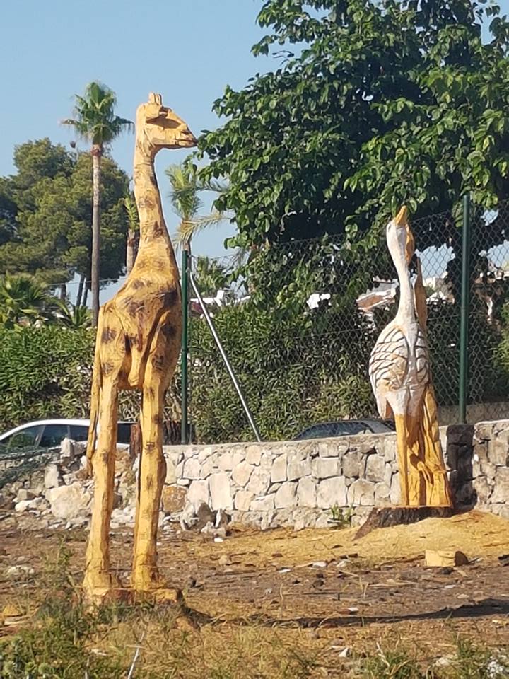 La escultura de la jirafa una vez terminada