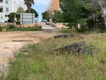 Los vecinos denuncian el vertido ilegal en una parcela urbana
