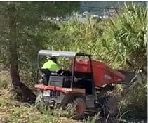 Imagen: Maquinaria depositando escombro en la parcela