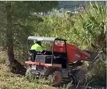 Maquinaria depositando escombro en la parcela