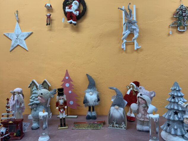 Imagen: Productos navideños del Mercado de Navidad Solidario de Xàbia