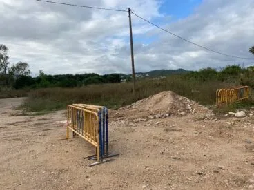 Montaña de escombro depositado en la parcela