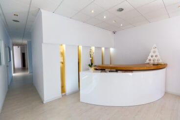 Mostrador de recepción de la Clínica Phi