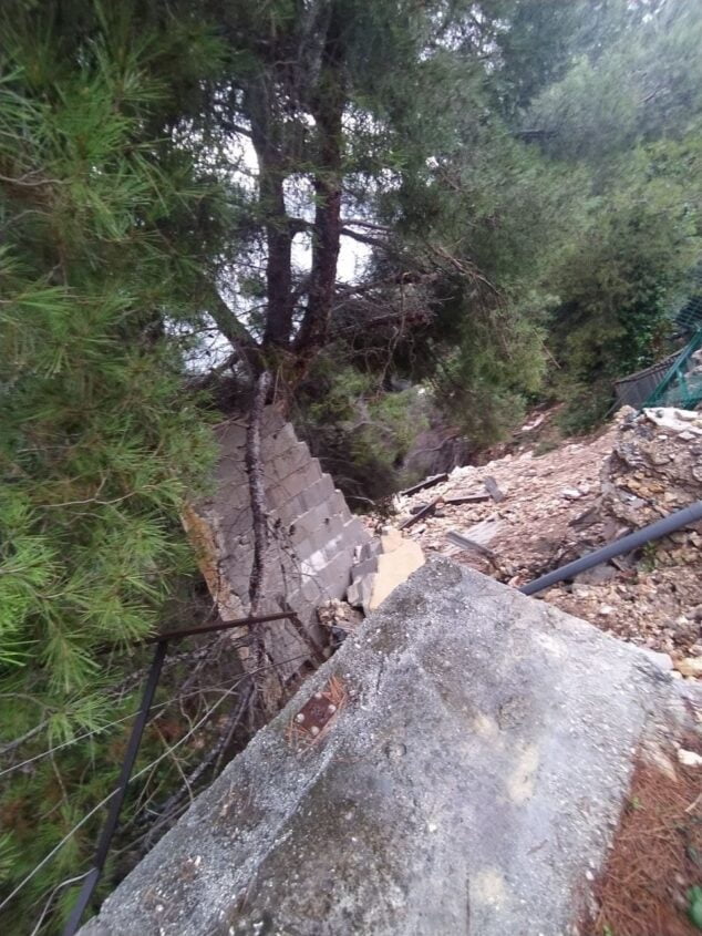 Imagen: Muro derrumbado en un acantilado de la Granadella de Xàbia